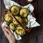 Muffin salati con zucchine e feta