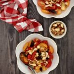 Insalata di pomodorini con cipolla marinata e Halloumi