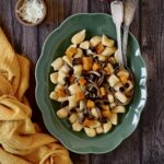 Gnocchi di farina di ceci con funghi e zucca